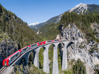Bernina Express op het Landwasserviaduct. Zwitserse Alpen, Unesco Werelderfgoed
