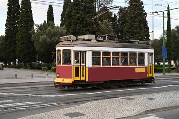 Plakat old red tram in lisbon portugal