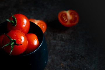 Rote, saftige Tomaten in einer schwarzen Schale