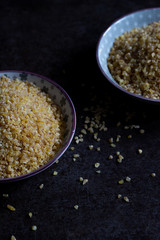 Zwei Schalen mit Bulgur moody