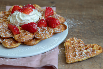 Belgische Waffeln mit roten Erdbeeren