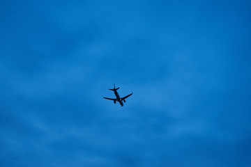 Fototapeta na wymiar Flugzeug am Himmel