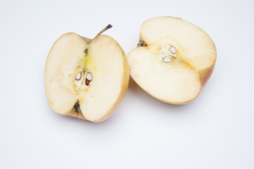 Manzana partida por la mitad sobre fondo blanco