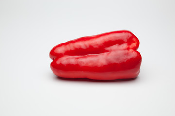 Pimiento rojo sobre fondo blanco