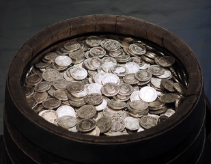 Ein Fass Silbermünzen