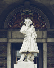 Fototapeta premium Statue of Elizabethan Era Seaman in front of the Bristol Council House in Bristol