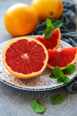 Plate with graprfruits