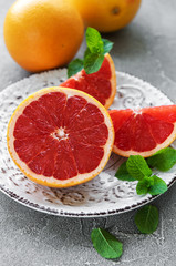 Plate with graprfruits