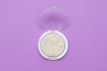 Compact dry highlighter for lilac background