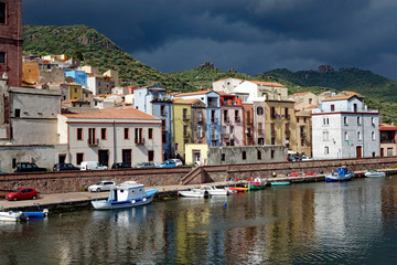 Fototapeta premium Sardinien Bosa bunte Häuser und Boote am Hafen