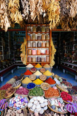 Farbenfrohes Kunsthandwerksgeschäft mit Keramikkunst auf einem traditionellen marokkanischen Markt in der Medina von Marrakesch, Marokko in Afrika © Andrii Vergeles