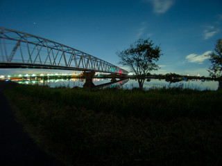 夜明けの川辺　橋梁
