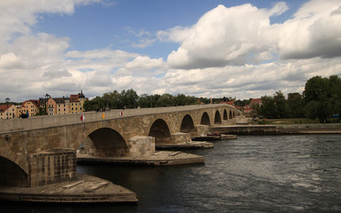 Fototapeta premium Regensburger Wahrzeichen; Steinerne Brücke über die Donau