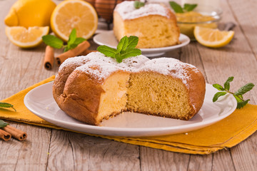 Fototapeta na wymiar Cake with lemon cream filling.