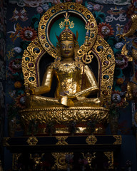 Fototapeta na wymiar statue of buddha in temple
