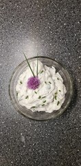 Brotaufstrich mit Blüte