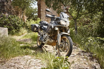 Moto trail dans village abandonné