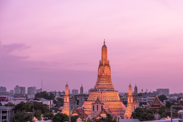 Fototapeta premium Wat Arun Ratchawararam Ratchawaramahawihan Temple of Dawn at sunset