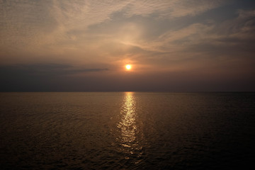 水平線に落ちる夕陽