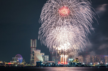 横浜開港祭みなとみらいビームスペクタクル花火