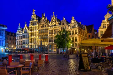 Rolgordijnen De Grote Markt (Grote Marktplein) van Antwerpen, België. Het is een stadsplein in het hart van de oude binnenstad van Antwerpen. Nacht stadsgezicht van Antwerpen. © Ekaterina Belova