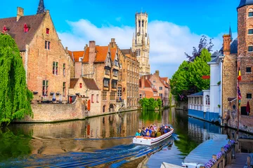 Fotobehang Brugge Klassiek uitzicht op het historische stadscentrum met kanaal in Brugge, provincie West-Vlaanderen, België. Stadsgezicht van Brugge.