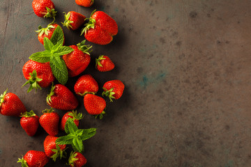 Gro&szlig;aufnahme von frischen reifen saftigen Erdbeeren mit gr&uuml;nen Bl&auml;ttern