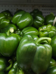 Obraz na płótnie Canvas Green bell pepper is fresh, sold in supermarkets.