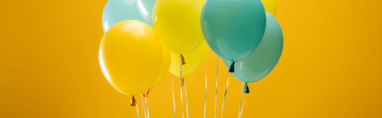 Foto op Plexiglas feestelijke decoratieve blauwe en gele ballonnen op gele achtergrond, panoramisch schot © LIGHTFIELD STUDIOS
