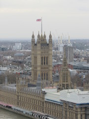 Obraz premium View of the Palace of Westminster from the top of the London Eye on a cloudy day 