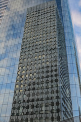 Obraz premium A skyscraper against a blue sky.