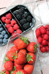 Obst in Plastikschalen