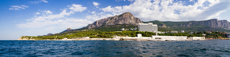 Panorama of the forossky Park en backdrop of Crimean mountains 2