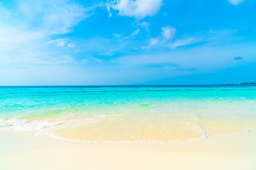 Fototapeta na wymiar beautiful tropical beach sea and blue sky for background