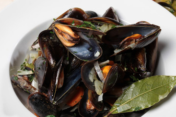 In Weissweingemüsesud gegarte Miesmuscheln