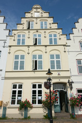 Fototapeta na wymiar schöne Haus Fassade mit Giebel Dach in Friedrichstadt