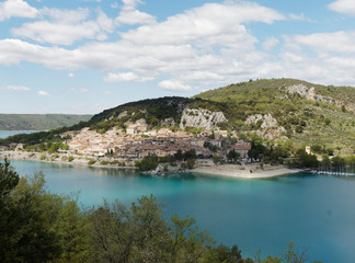 Fototapeta na wymiar Provence-Alpes-Côte d'Azur. Le village de Bauduen vu depuis la rive opposée du lac de Sainte-Croix.