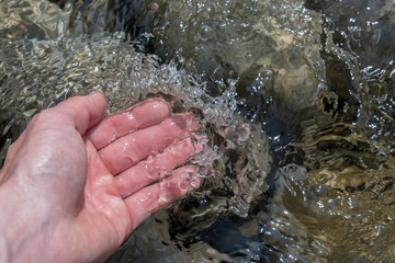 Hand im sauberen Wasser waschen