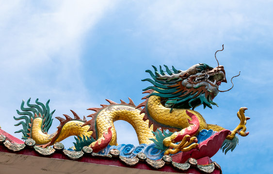 Double dragon on chinese temple roof