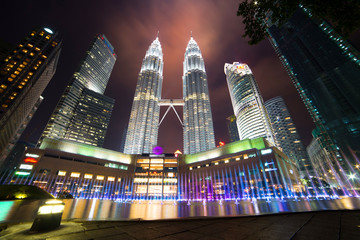 Fototapeta premium Twin Towers night scene at Kuala Lumpur, Malaysia