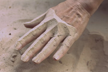 рука в песке