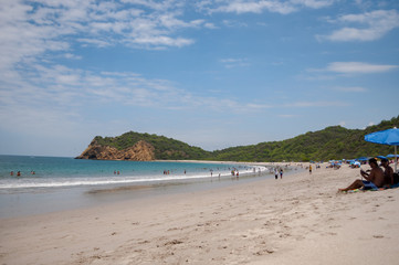 Fototapeta na wymiar Playa paradisiaca con arena blanca y agua turquesa con fondo de montaña