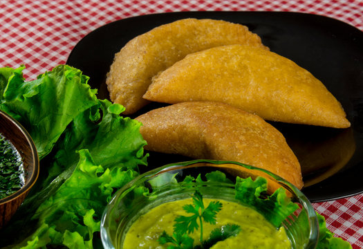 EMPANADAS CON SALSA
