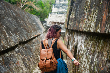 Mujer a traves de las pirámides del Tikal