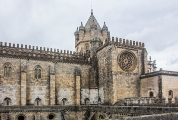 Fototapeta na wymiar Cathedral of Evora seen from the upper storey of the cloisters. Gothic architecture in Portugal.