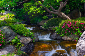 Fototapety  Piękny ogród japoński z małym wodospadem