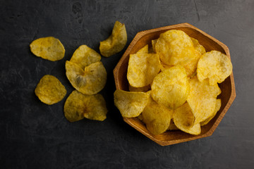 Aperitivo de patatas fritas caseras crujientes