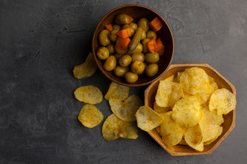 Aperitivo de patatas caseras y algunas aceitunas y otros encurtidos