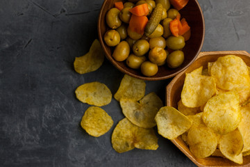 Aperitivo de patatas fritas y olivas