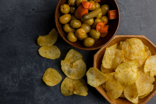 Aperitivo de patatas fritas y olivas